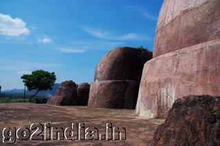 Lingalametta monolithic stupas
