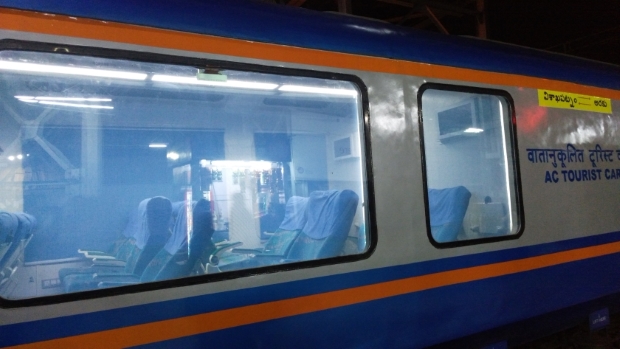 Vistadome coach outside view