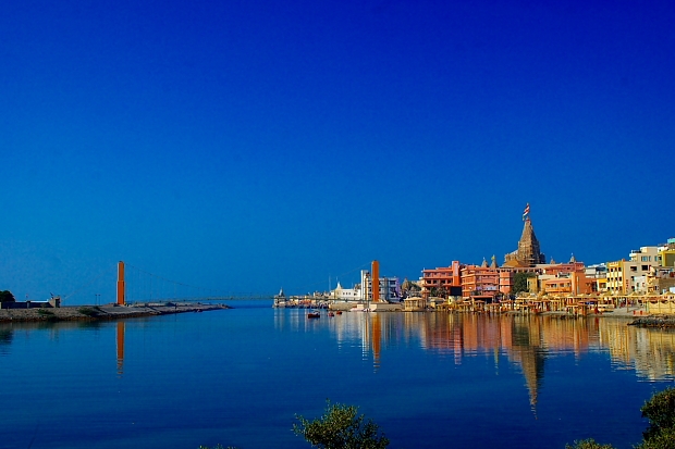 Dwarkadhish temple and Gomti River