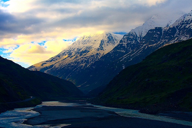 Manali to Keylong Valley and River view on the way