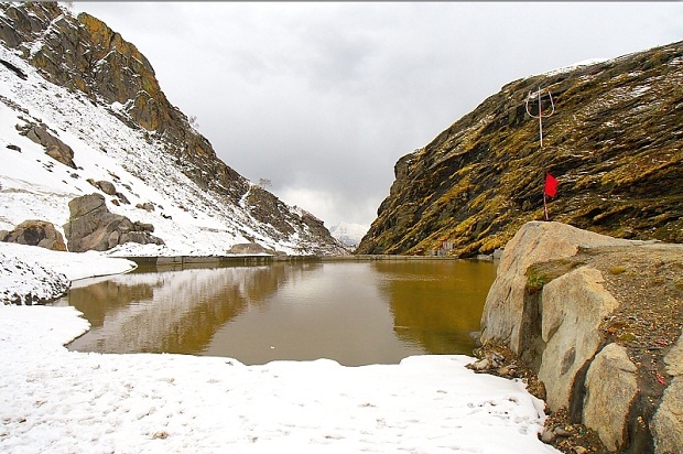 Nehru Kund on the way to Rohtang
