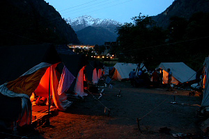 nght view of sarpass base camp at Kasol