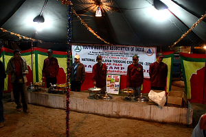 Voluntaries serving food at Kasol sarpass base camp
