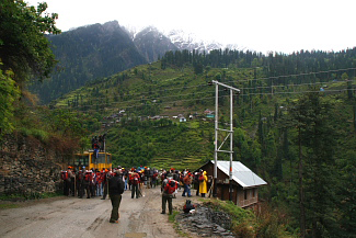 trekkers starting sarpass at Unchdhar