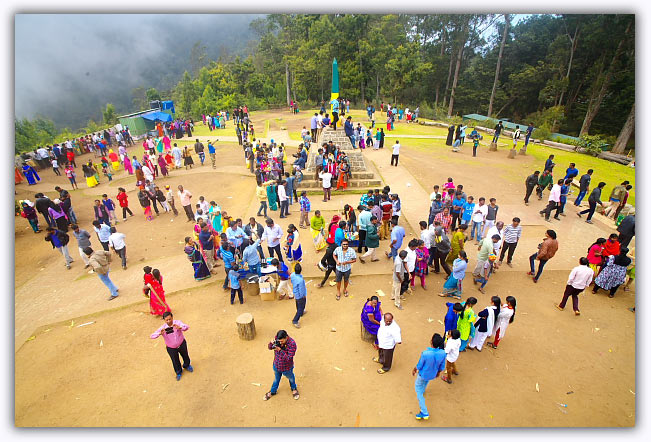Tourists at Kodaikanal site