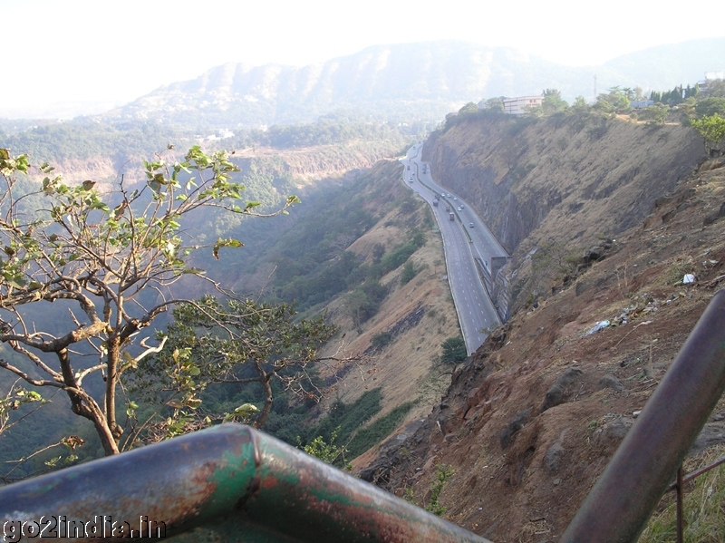 Express way towards Pune from Mumbai
