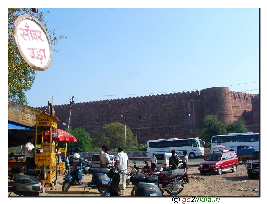 Outside road of Agra Fort