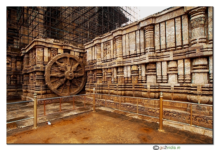 Stone sculptures on the walls of Konark Sun temple 