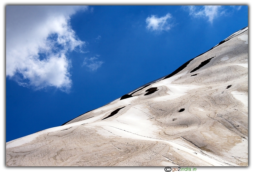 Snow and sky at Tila lotni