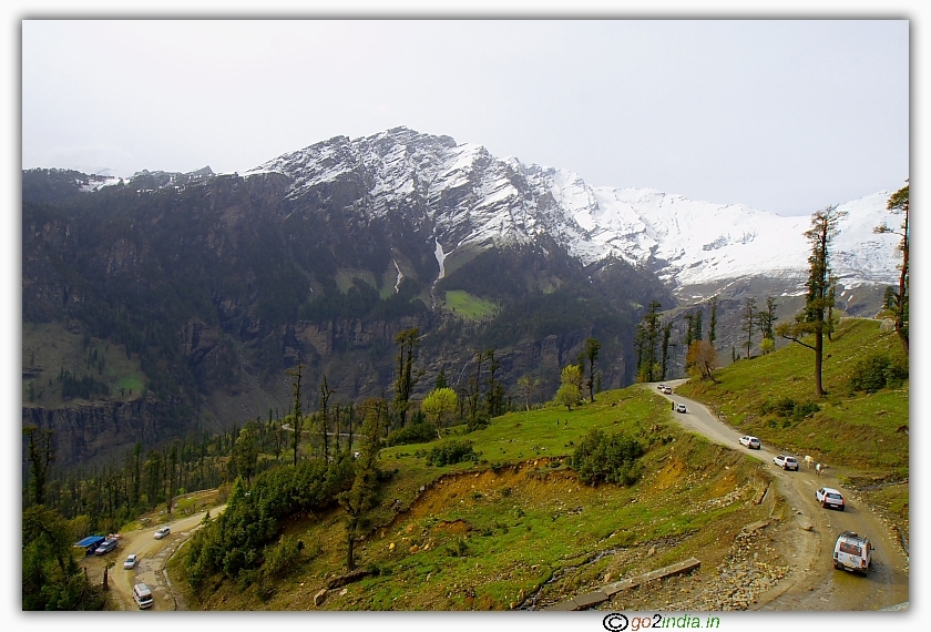 Steep roads towards Rohtang pass