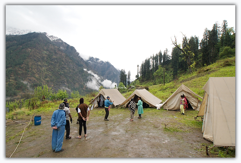 People relaxing at Guna pani