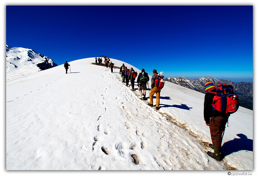 Trekkers crossing Sar pass