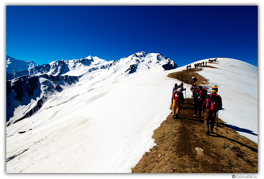 crossing through wedge in Sarpass trek