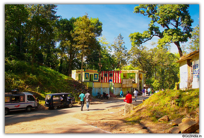 Around the temple on the way to Paderu 