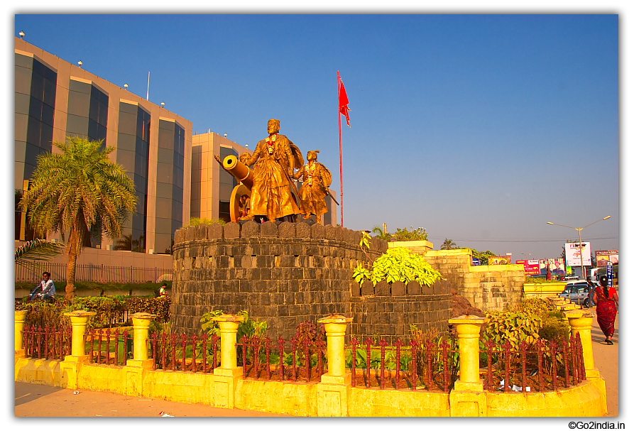 chhatrapati shivaji statue at juhu beach entrance 